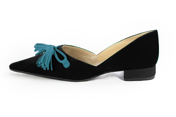 Matt black and peacock blue women's dress pumps, with a knot on the front. Pointed toe. Flat block heels. Profile view - Florence KOOIJMAN